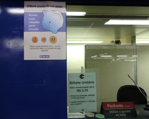 5、10、25センターが不足しているので、支払いの時には硬貨を使って協力してほしいというポスター