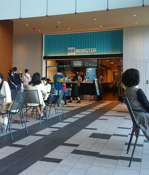 お店の前のスペースでも食べられます。