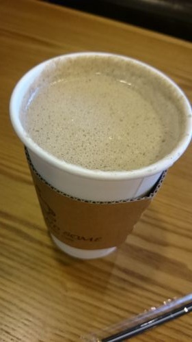 カフェで頼んだ「穀物ラテ」4500ウォン（約420円）、アイスとホットから選べます
