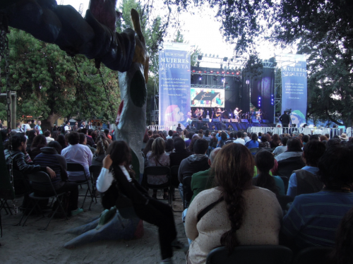 ビオレタパラを偲ぶイベント。有名なミュージシャンたちも集まり公園で演奏会が開かれました