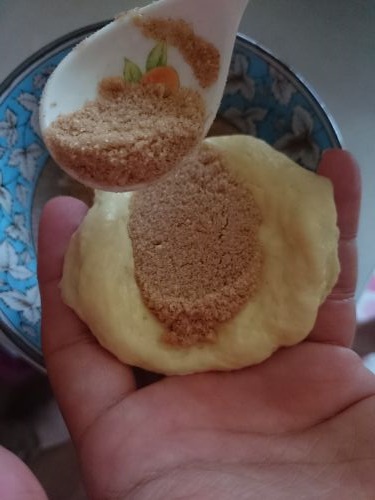 ソースは簡単、シナモンやナッツの入った黒砂糖を包んで焼くだけです