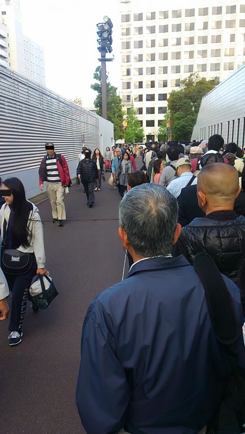 国技館の建物脇に行列ができて、折り返しています。