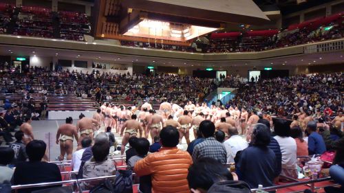 土俵のまわりにひしめき合う力士。