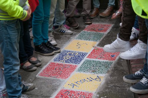 卒業記念に、最高学年生たちがモザイクを作る小学校も。