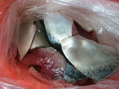 韓国では丸のままの魚を買い、「焼き魚にする」と言うと開きに、「煮物用」と言うとぶつ切りにしてくれます