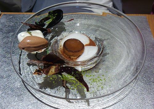 大きなお皿がチョコレートで芸術的に飾られています。