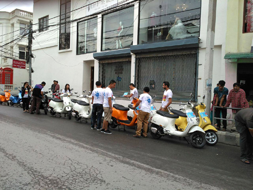 Tシャツ着用、ラリー参加ナンバーを張って準備中。