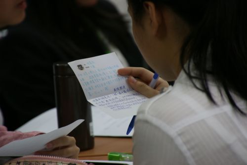 メモを見つめる参加者