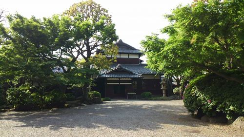 こちらが玄関。手前の砂利の敷かれた場所も広々。