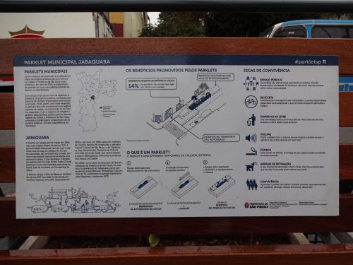 パークレットの説明や地区の簡単な歴史を紹介するプレート
