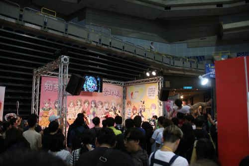 スタンドの人影に注目