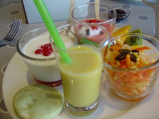 あるサンデー・ブランチのレストランで。カラフルでヘルシーなものがたくさん♪