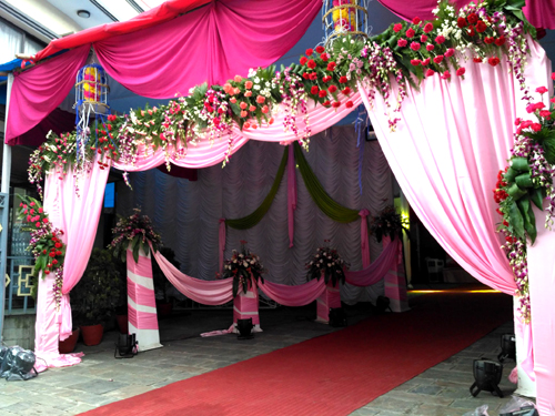 これでもか！と生花を惜しげなく飾りつけ