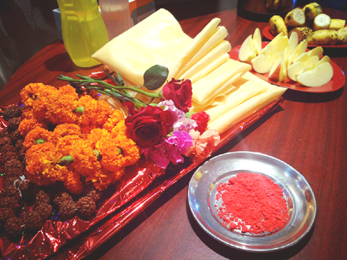 白い布「カタ」、ルドラクシャの首飾りも捧げます。