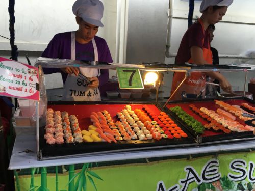 炎天下でも握り寿司が売られてます。さすがバンコク…