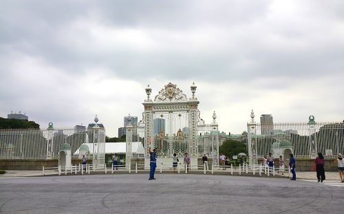 今まではこの門から中を伺うだけでした。