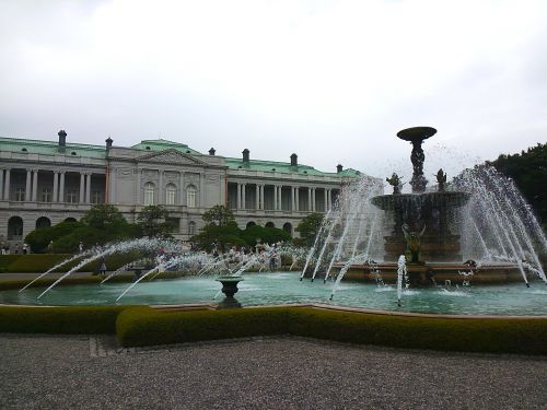 建物の裏手にはとっても立派な噴水。彫刻もあります。