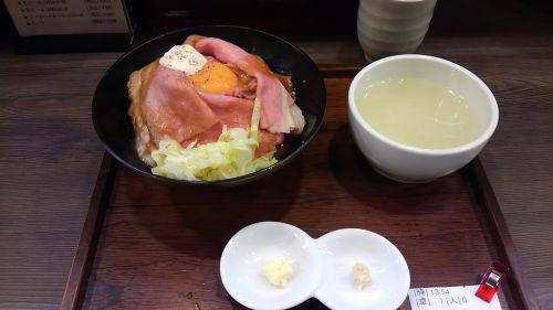 お膳に乗ってやってきました。