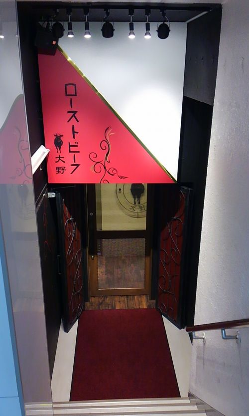 階段を降りたとこにあるお店の入口。