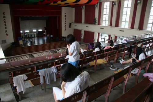 下の舞台ではダンスの練習、上の客席では小道具と衣装の製作