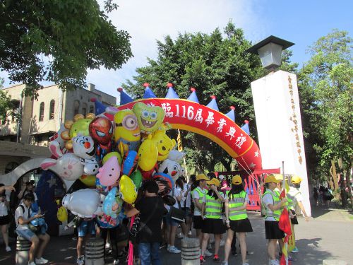 卒業式当日の正門、写真の右下は登下校時に交通整理をする生徒たち