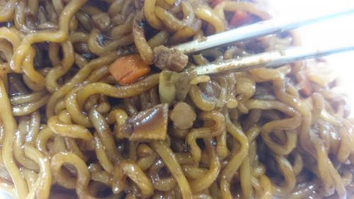 かやくは肉、キャベツ、しいたけ、人参など