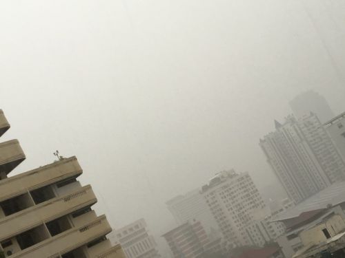 こうなると傘を差しても濡れてしまいます