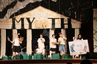 寸劇の様子。一番右の演技者が持っているのは、今年の卒業式の招待状