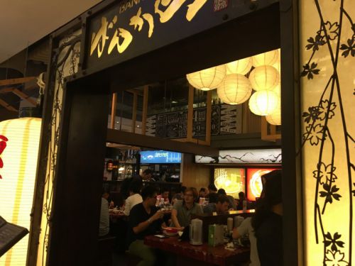 ラーメン屋は昼時には行列ができるほどの人気です