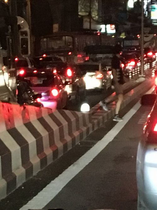 車がまったく動かないので、こうしたくなるのもわかります