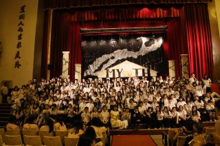 実行委員会と呉麗卿（ウー・リーチン）校長との記念撮影