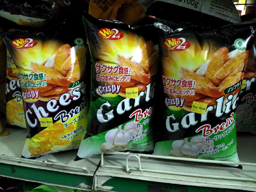 完全に日本仕様ですが、こちらはマレーシア製のスナック菓子。これまた当地へ。 本当の日本製商品を待っています！