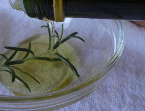 静脈瘤の痛みに効くローズマリーのオリーブオイル漬け