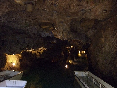 ぼんやりと浮かぶように待っている舟たち。ここから地底湖ツアーへ出発！