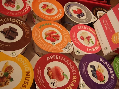 ケースに入った、小さなカップ入りはギフトにも最適。フレーバーも色々。