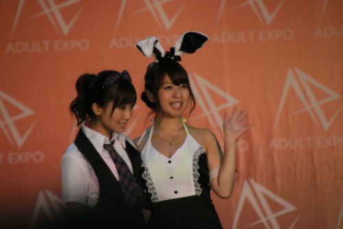 小島みなみ（左）と尾上若葉（右）