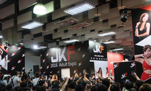 協賛企業の特設ステージ