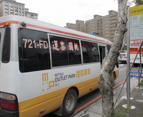 停車中のシャトルバス