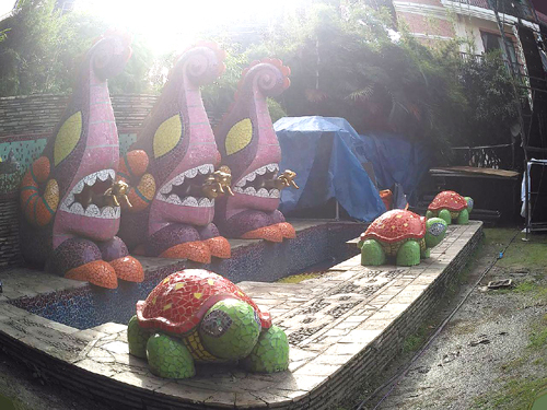 広いガーデンの奥の水場。