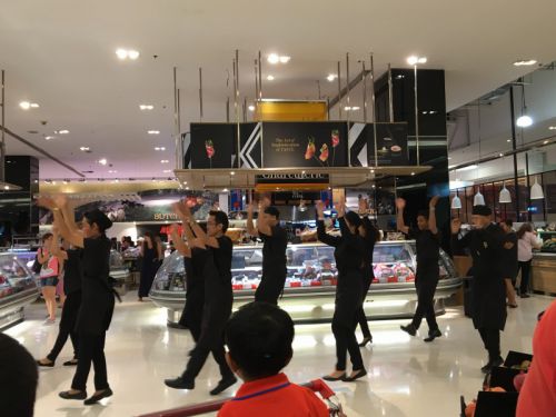 グルメマーケットのダンスタイム　運がよければ見れるかも