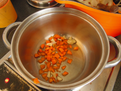 最初にお米以外の具材を炒めます