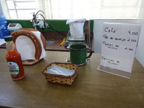 ほうろうびきコップに注ぐお一人様用布ドリップコーヒーの見本