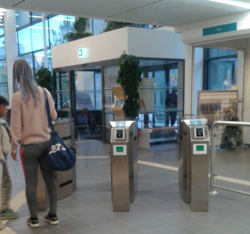 入退場もロッカーも電子式バンド、未だ南京錠を持参するスウェーデンのプールも多いのに対し、新しい施設とだけあり現代的です。