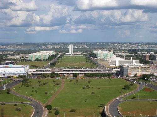 首都ブラジリア中心部全景（中央の国会議事堂と両側の各省庁）