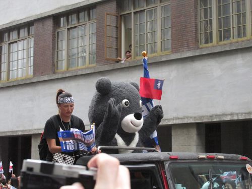 台北市政府のマスコットの熊の熊讚（ションザン、右側）