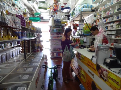 ペット用の薬や食事などが並ぶサンパウロ市内のペットショップの一軒