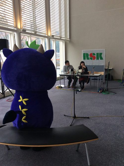 にーみんも楽しくラジオを聞いています