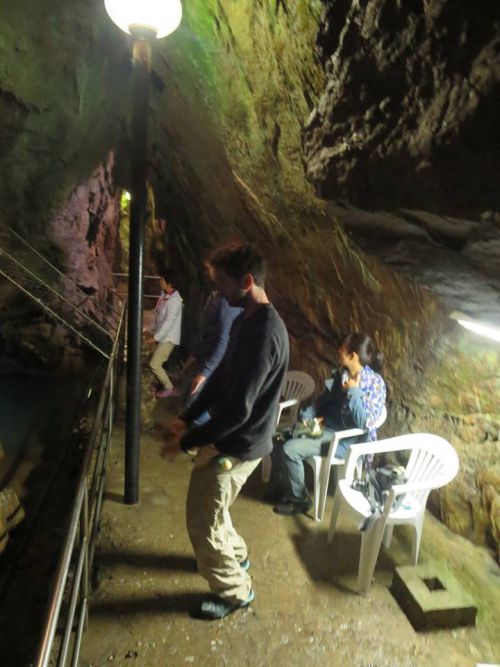 洞窟内で正しい呼吸法のレッスン