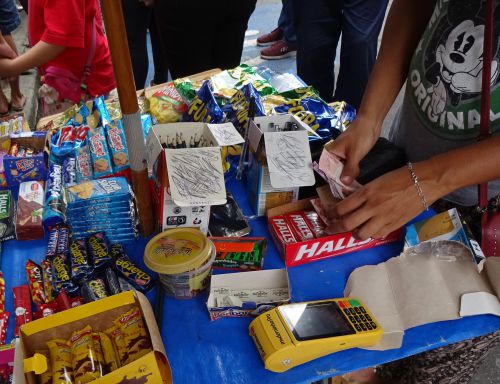 試験会場前で販売される黒ボールペンや鉛筆、消しゴム、駄菓子類