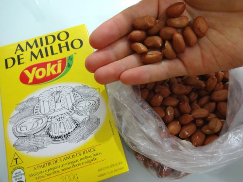 ブラジルで作るピーナッツ豆腐の原料のコーンスターチとピーナッツ。